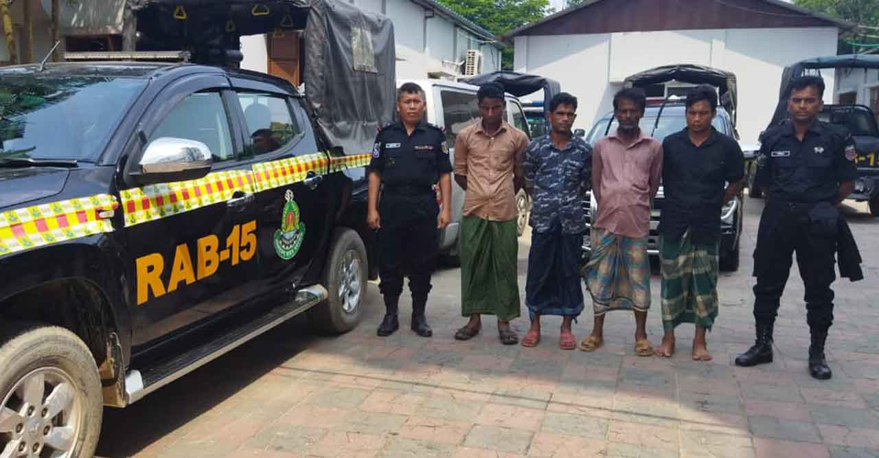 মাটির নিচে ৮ কোটি ৫০ লক্ষ টাকার ইয়াবা মায়ানমার নাগরিকসহ আটক ৪