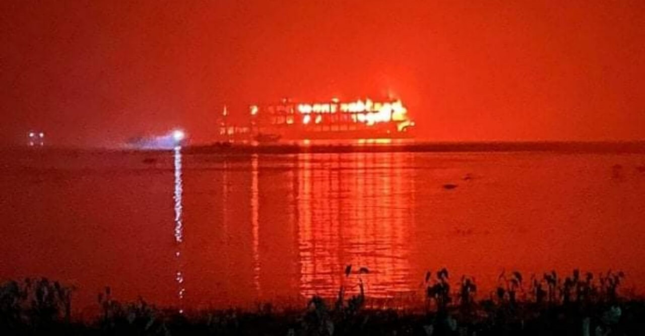 ঢাকা থেকে বরগুনাগামী এমভি অভিযান-১০ লঞ্চে আগুন