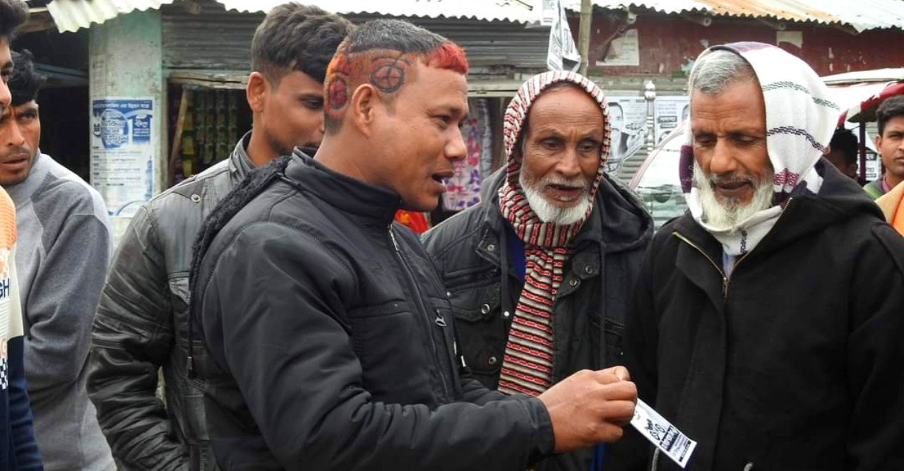 ডোমারে মাথায় মোটরসাইকেল এঁকে ভোট চাইছেন সত্যেন
