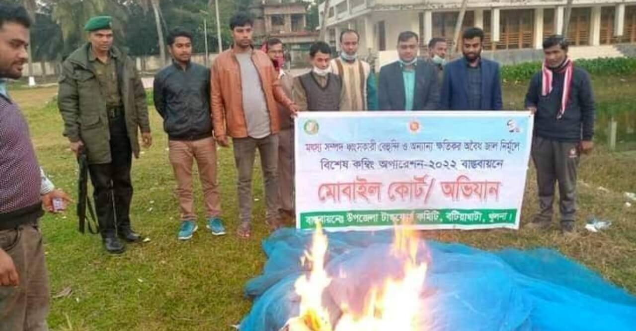 বটিয়াঘাটায় কাজীবাছা নদী থেকে অবৈধ নেট জাল উদ্ধার