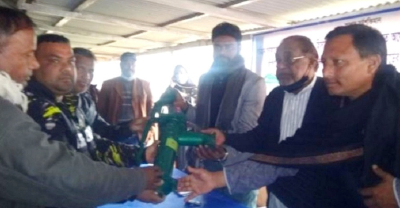 জেলা পরিষদ কর্তৃক অসহায় ও হতদরিদ্রদের মাঝে টিউবওয়েল বিতরণ