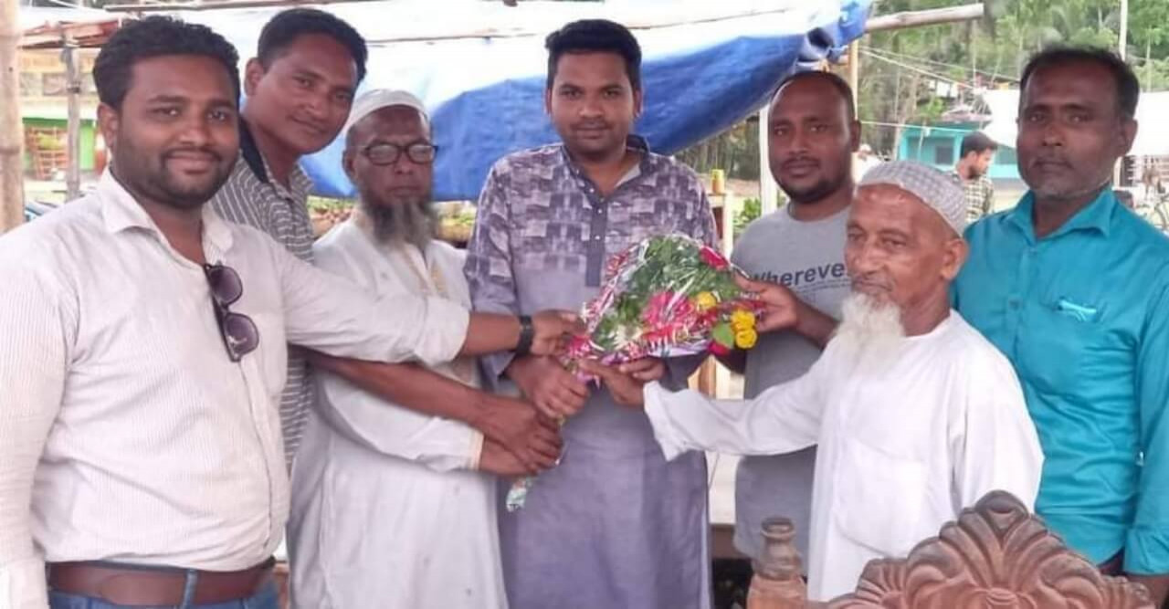 পাটকেলঘাটা থানা ছাত্রদলের নব নির্বাচিত আহবায়ককে ফুল দিয়ে বরণ