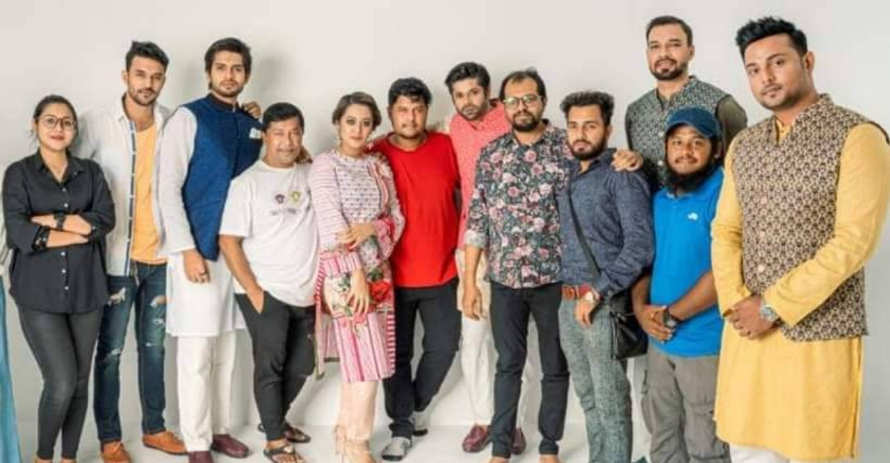 'সোলাস্তা'র ফটোশুটে ব্যস্ত দীঘি