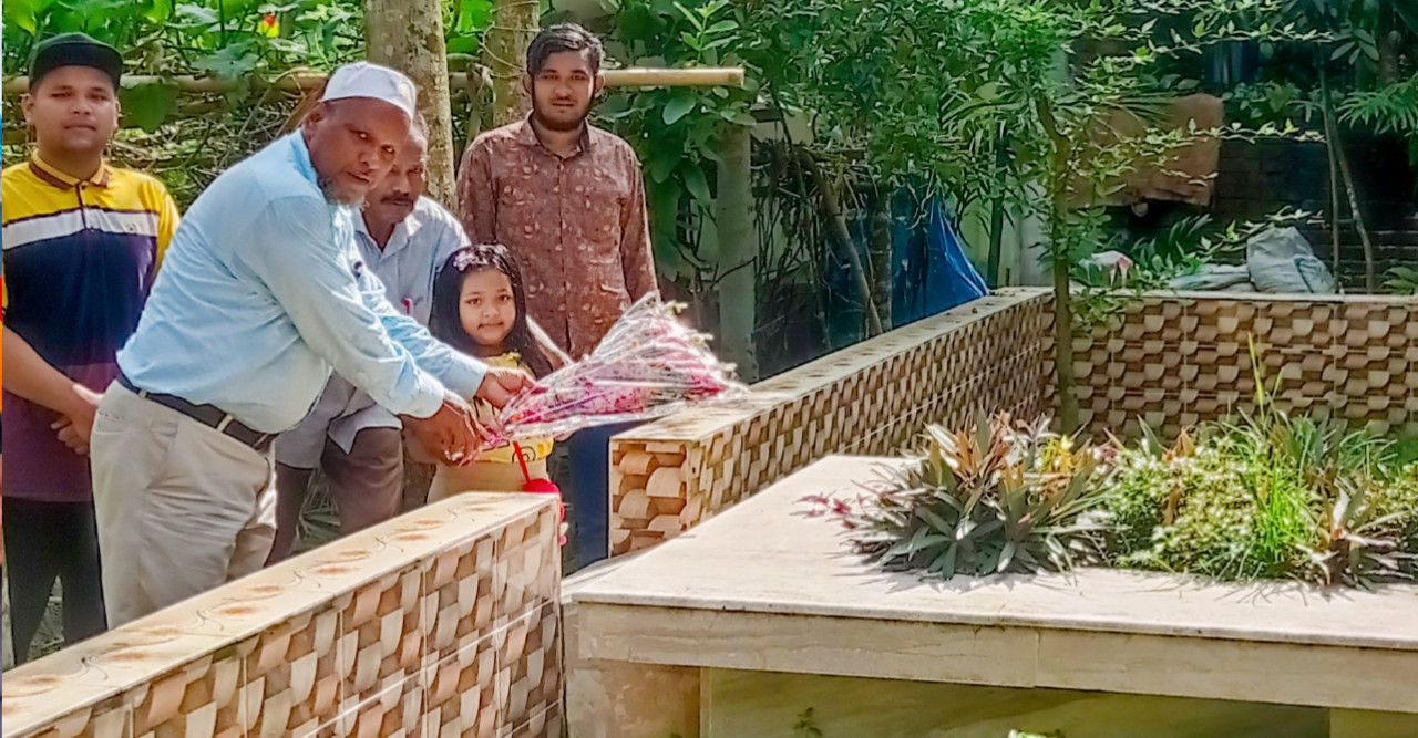 শহীদ মুক্তিযোদ্ধা আব্দুল বারী’র সমাধিতে পুষ্পমাল্য অর্পণ
