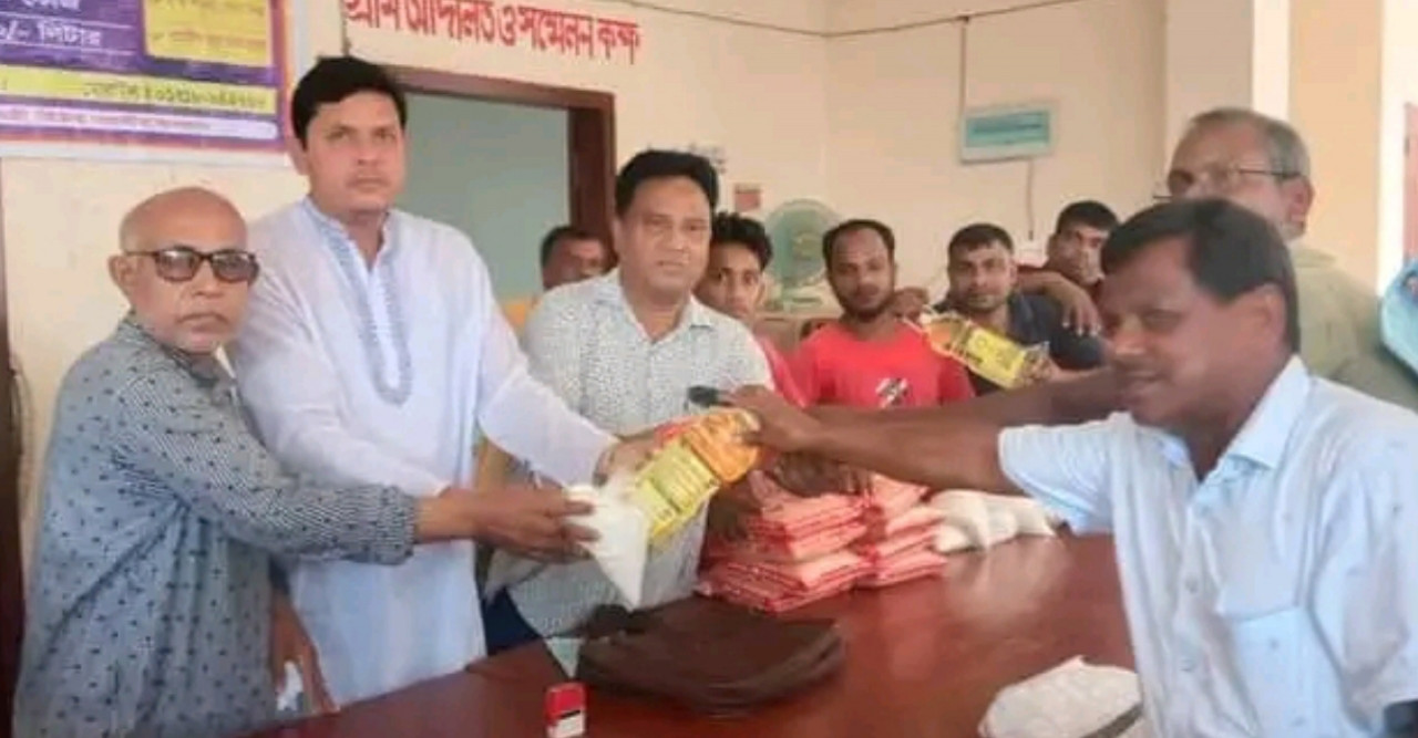 ডোমারে টিসিবি’র পণ্য বিক্রয় কার্যক্রম অনুষ্ঠিত