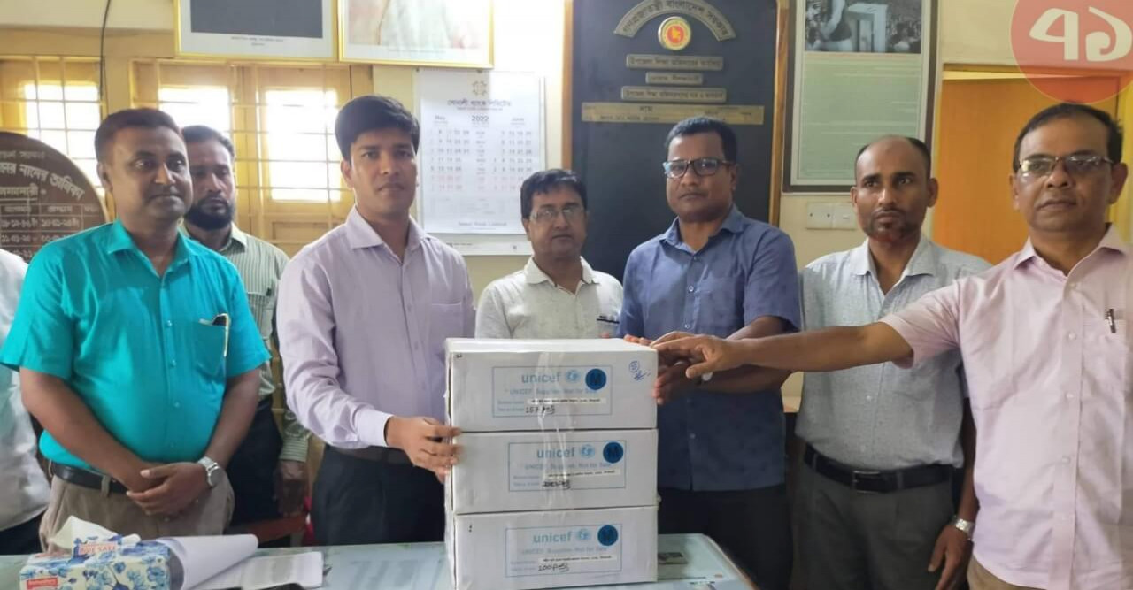ডোমারে প্রাথমিক বিদ্যালয়ে স্বাস্থ্য সুরক্ষা সামগ্রী বিতরণ
