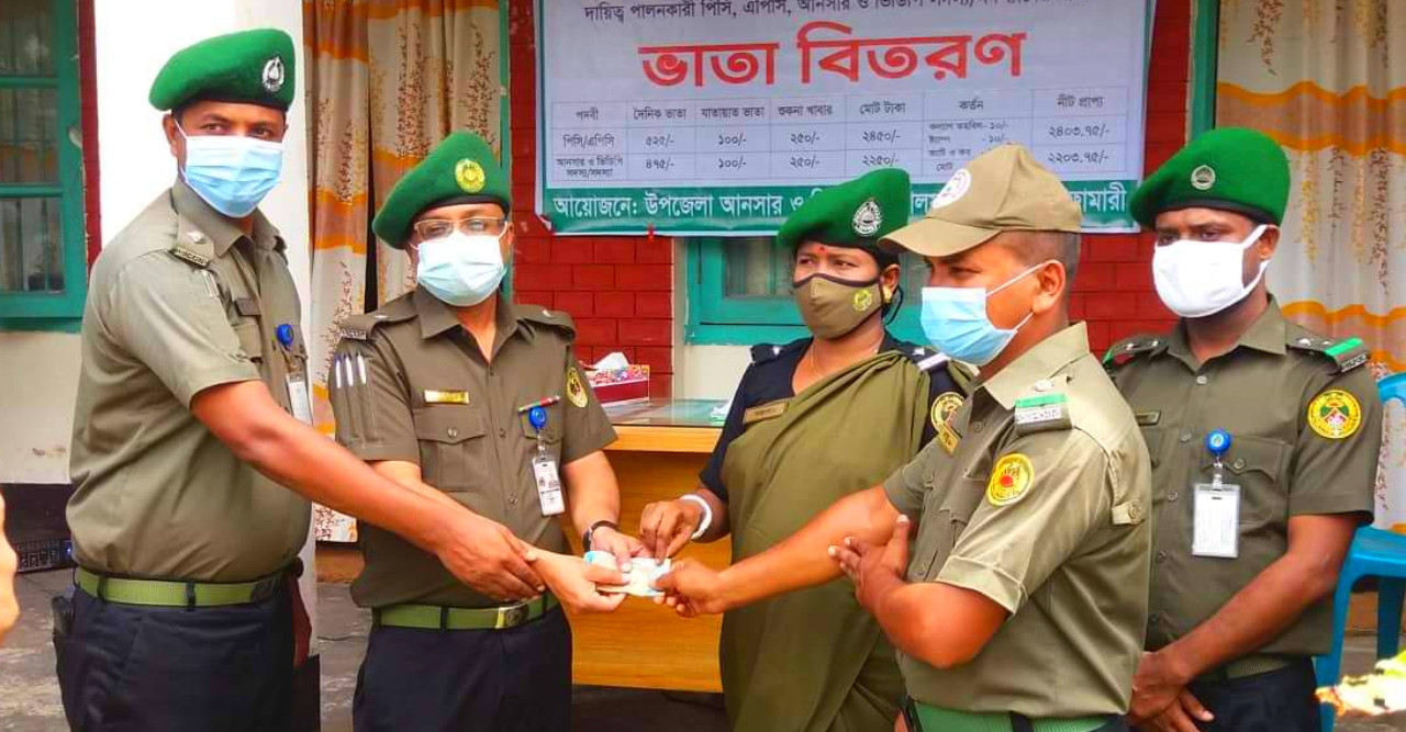 ডোমারে ইউপি নির্বাচনে দায়িত্ব পালনকারী আনসার ও ভিডিপি সদস্যদের ভাতা বিতরণ