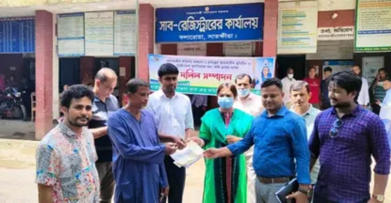 কলারোয়ায় ভুমিহীন পরিবারের জন্য জমি কিনলেন ইউএনও
