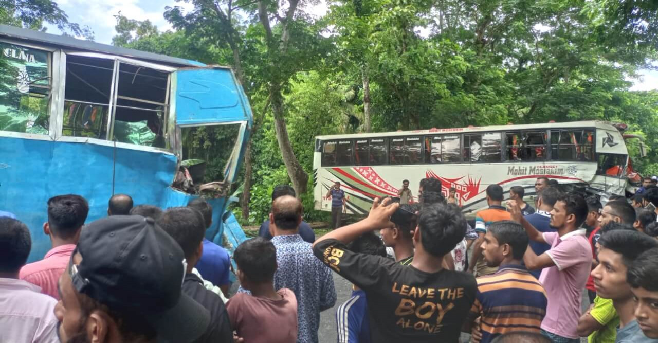 খুলনা-মাওয়া মহাসড়কে দুই বাসের মুখোমুখি সংঘর্ষ
