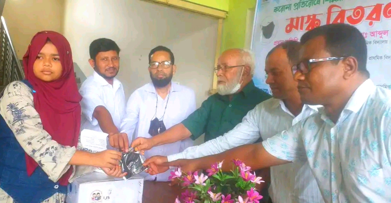 ডোমারে স্কুল শিক্ষার্থীদের মাঝে মাস্ক বিতরণ অনুষ্ঠিত