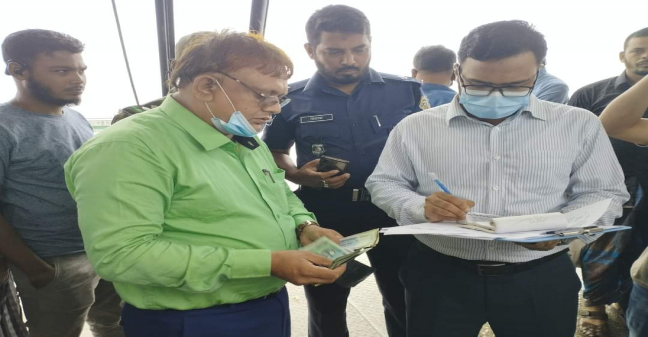 লঞ্চঘাটে অতিরিক্ত অর্থ আদায় করায় একজনকে আটক