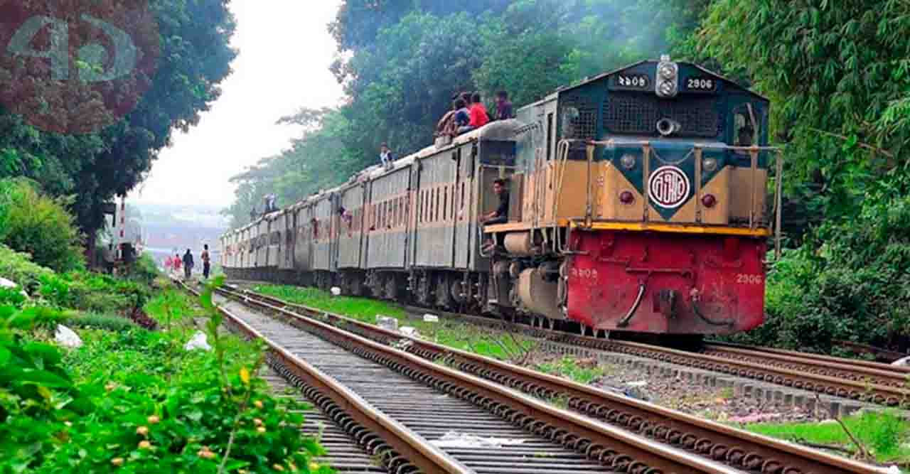 বিরামপুরে ট্রেনের ধাক্কায় এক ছাত্র নিহত