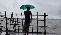 দুপুরের মধ্যে ৭ অঞ্চলে ৬০ কিমি বেগে ঝড়